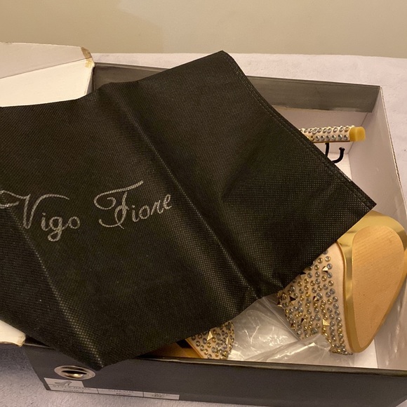 Sparkly gold heels - Picture 3 of 6